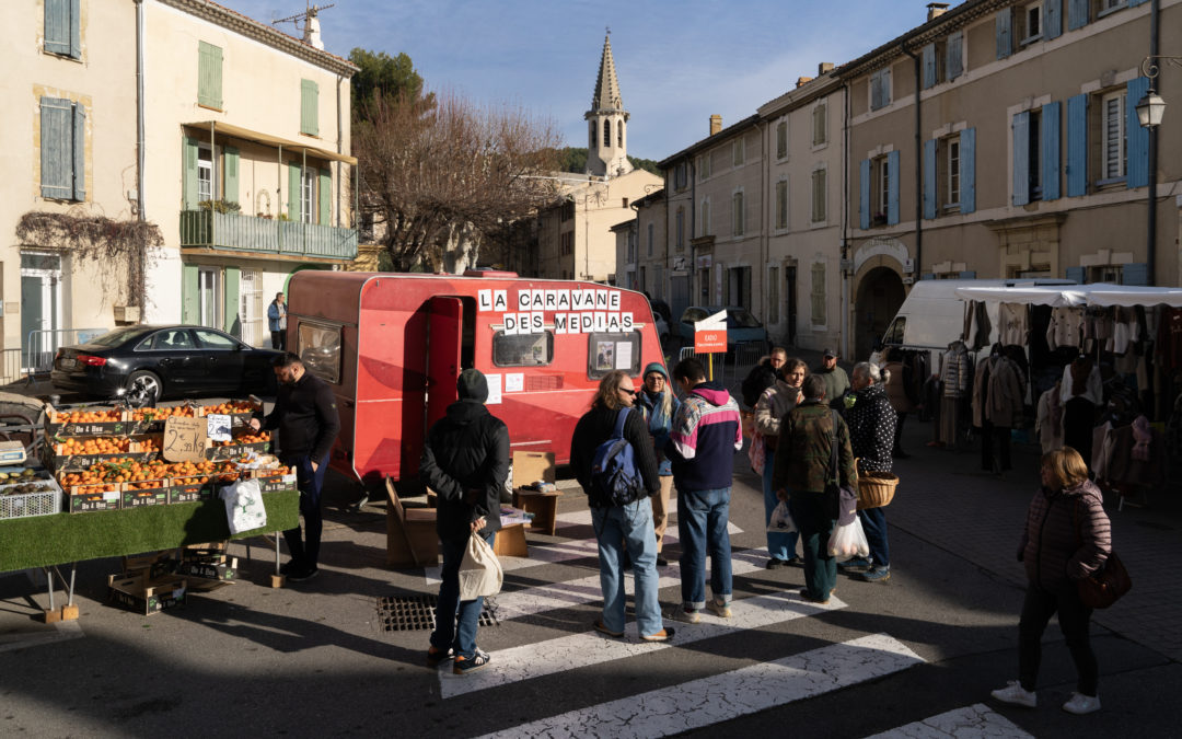 Au marché de Cadenet, un village en quête de sa place dans les médias