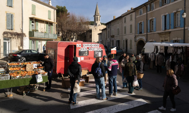 Au marché de Cadenet, un village en quête de sa place dans les médias